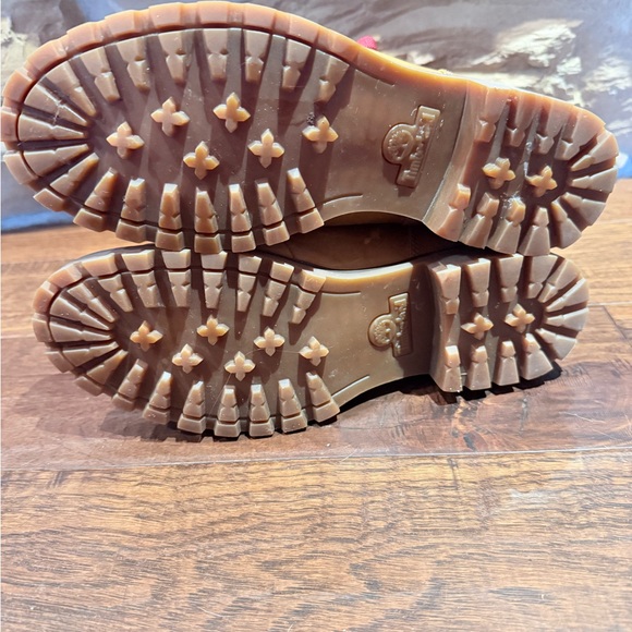 Timberland Women's Lace-Up Tan Boots with Red Accents - Picture 3 of 8